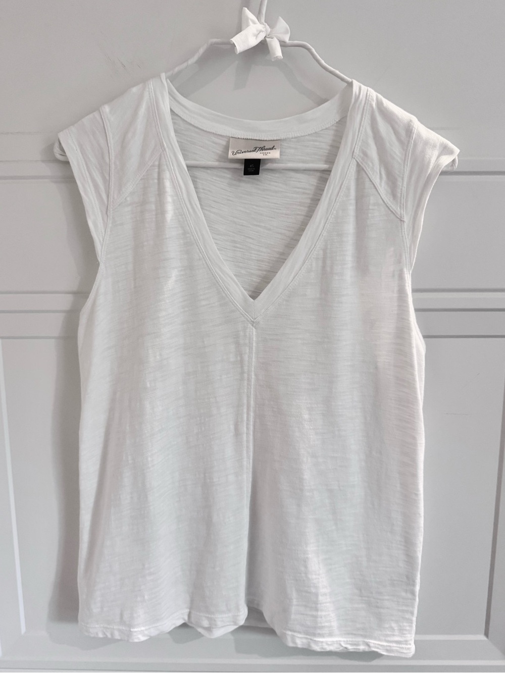 Universal Thread White V-Neck Sleeveless Top, XS